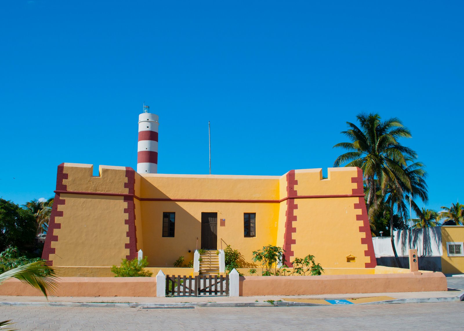 El Fuerte de Santiago y el Faro de Sisal
